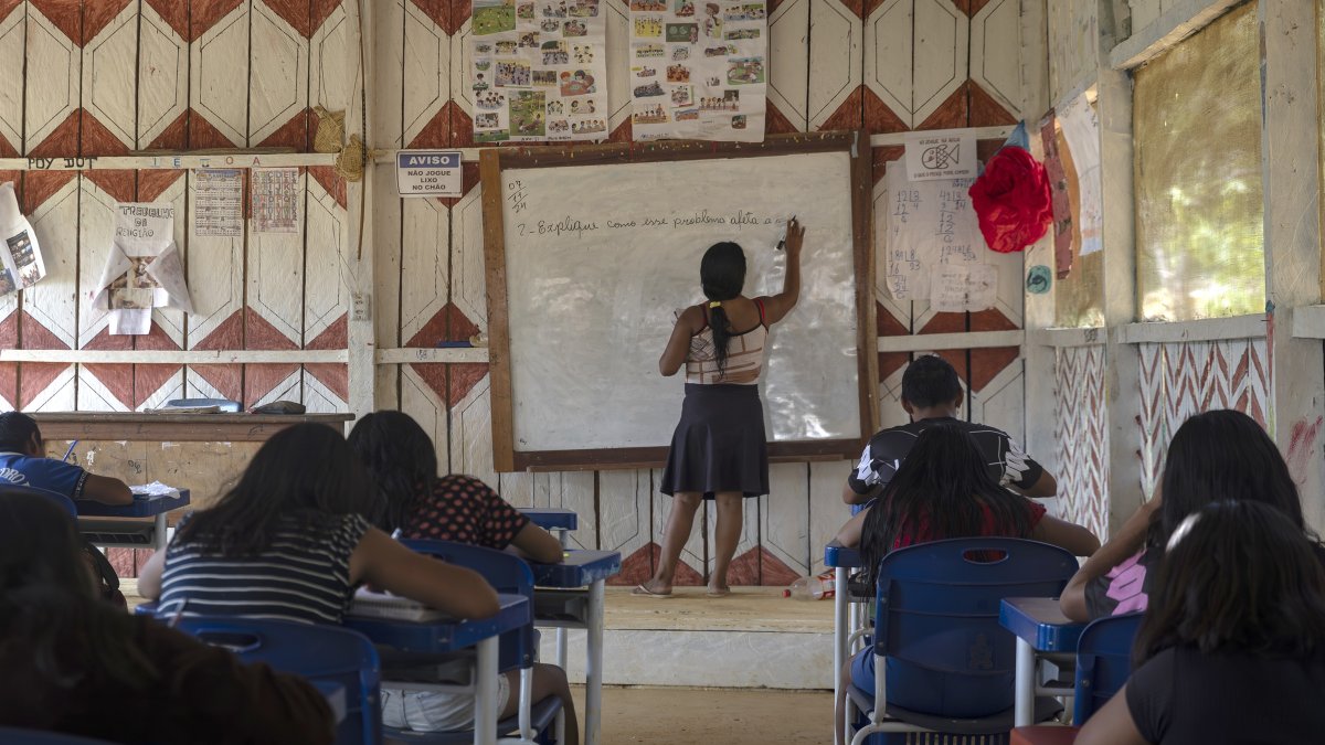 La profesora Auriciana Dace Munduruku, indígena de la etnia Mundurukú, enseña a sus alumnos sobre problemas ambientales.
