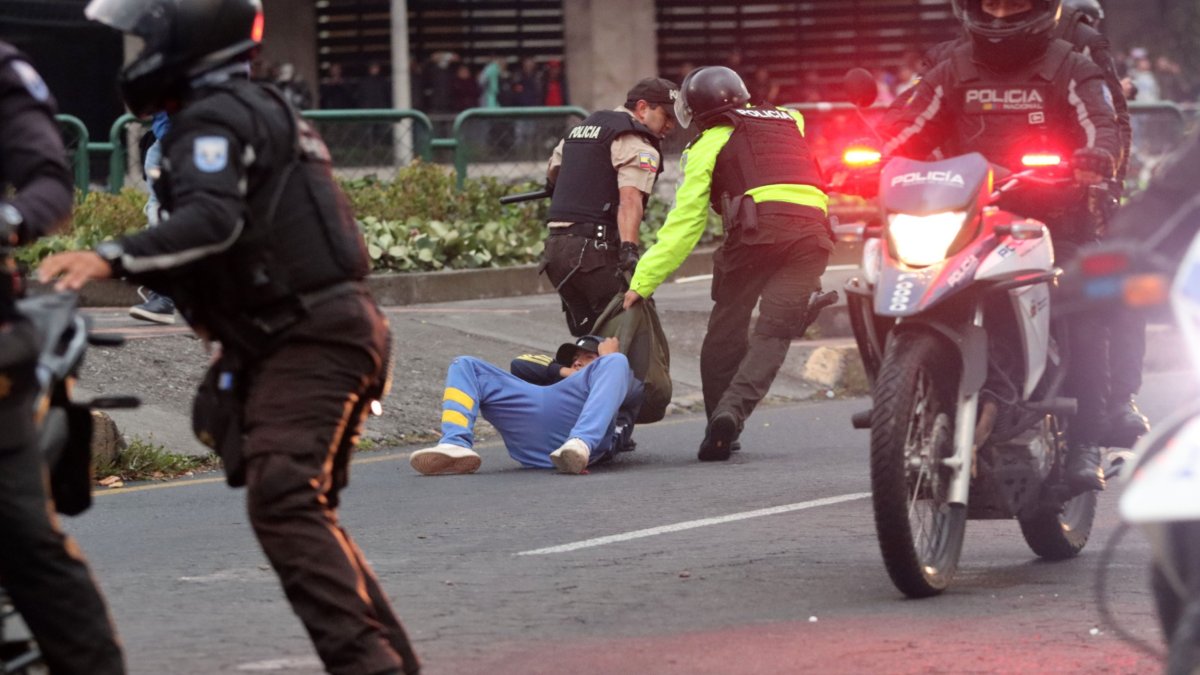 Movilización. Elementos de la Policía detienen y arrastran en la calle a uno de los manifestantes en Quito.