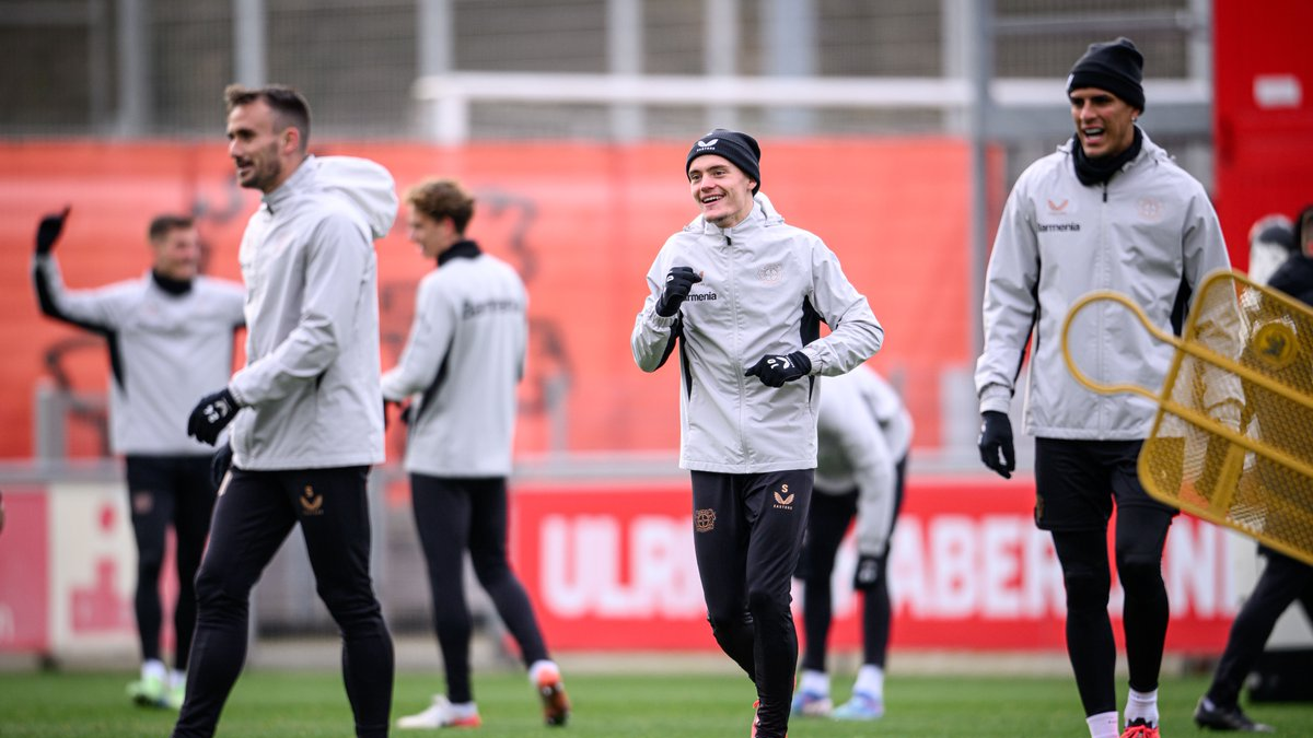 Piero Hincapié (d) se integró a la práctica de Bayer Leverkusen, tras su paso con la selección ecuatoriana