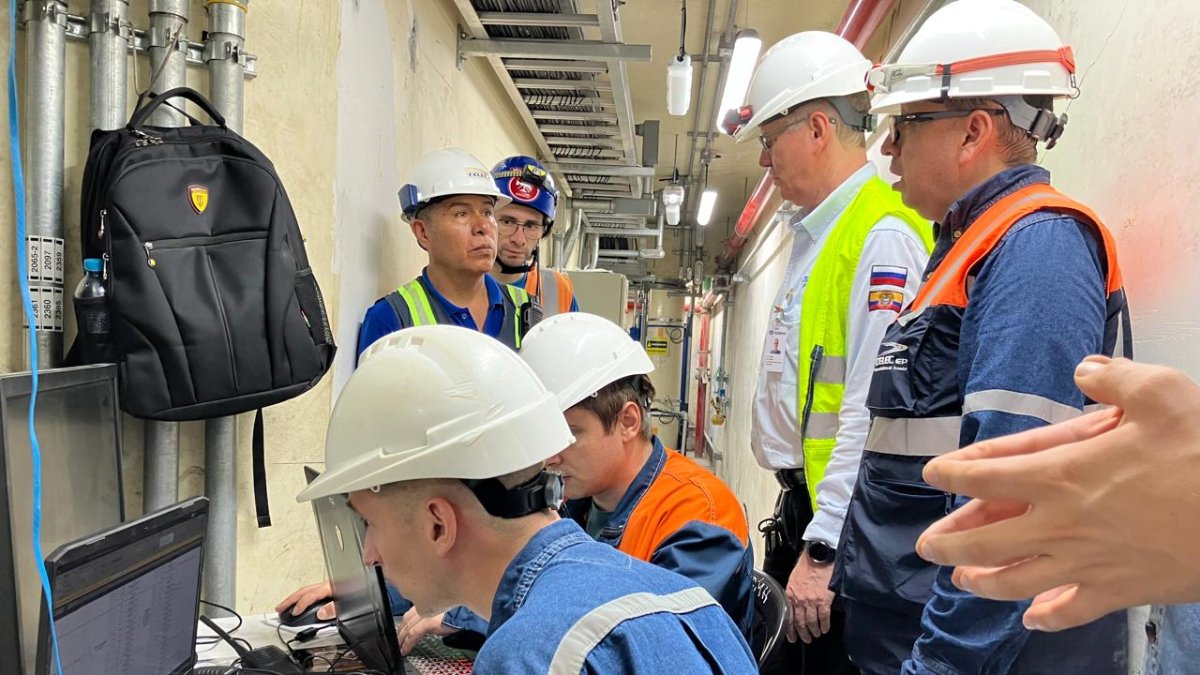 Revisión. Personal técnico de CELEC EP Hidrotoapi, revisaron que los sistemas, instrumentos y componentes de la unidad funcionen de manera óptima.