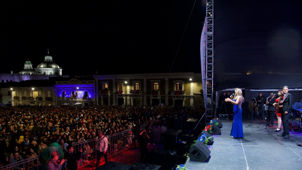 El pregón que convocó a cientos de quiteños en la Plaza San Francisco estuvo acompañado de la presentación de artistas nacionales