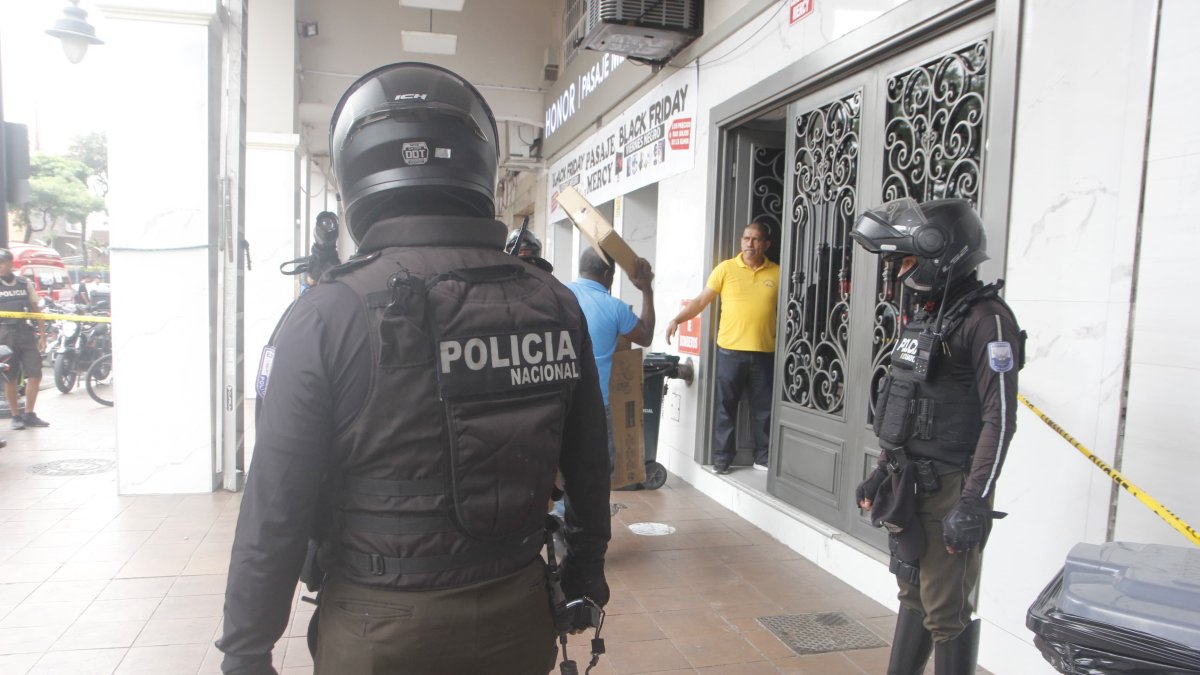 Policías llegaron a la zona para investigar el hecho. El pasaje comercial en donde se produjo el robo fue cerrado momentáneamente.
