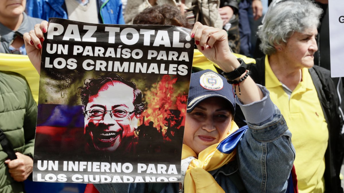 Personas se manifiestan durante una jornada de protesta realizada contra el Gobierno de Gustavo Petro, este sábado en Bogotá (Colombia).