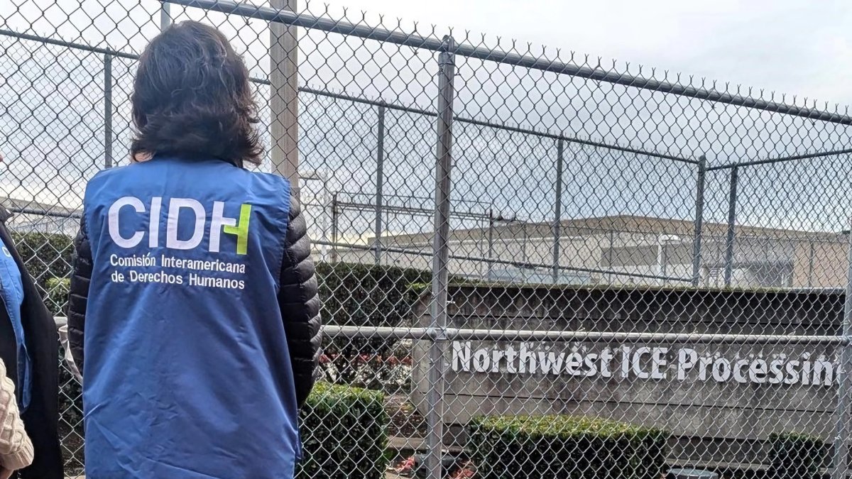 Fotografía cedida por Global Rights Advocay donde aparece una integrante de la Comisión Interamericana de Derechos Humanos (CIDH) durante una visita a un centro de detención.
