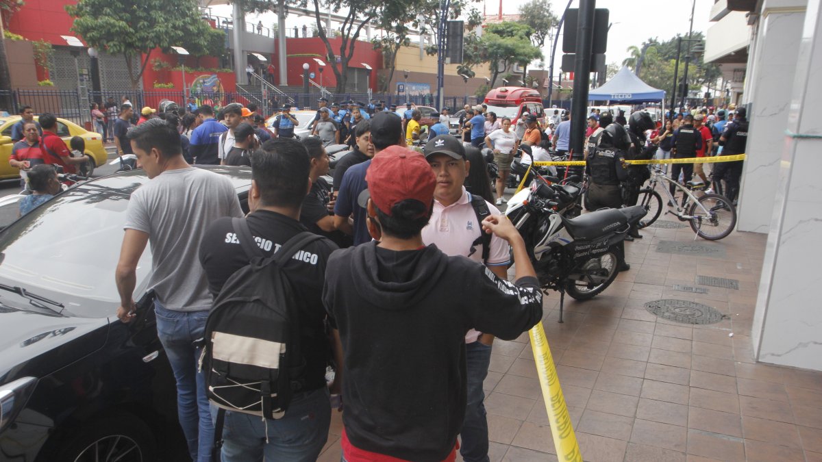 Seis sujetos asaltaron un pasaje comercial en la Bahía, centro de Guayaquil.