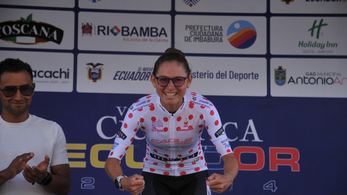 Esther Galarza celebró estar a poco de llevarse la Vuelta Ciclística 2024.