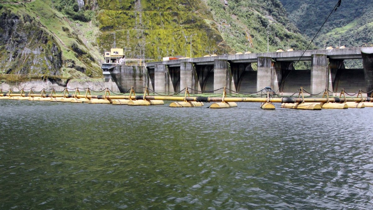 El nivel del agua en las represas de la central hidroeléctrica mantiene en vilo a un país agobiado por los apagones.