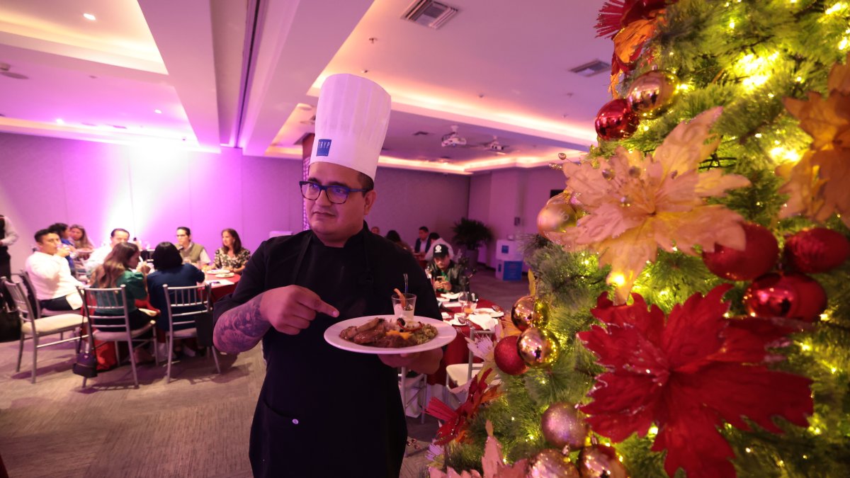Opción. El chef del hotel Tryp By Wyndham de Guayaquil muestra uno de los menú que tiene para las celebraciones de diciembre. Allí también habrá varias fiestas.
