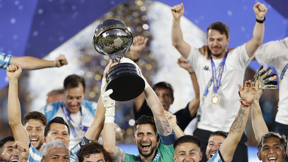 Jugadores de Racing celebran con el trofeo de la Copa Sudamericana tras vencer Cruzeiro este sábado, en el estadio General Pablo Rojas en Asunción (Paraguay)