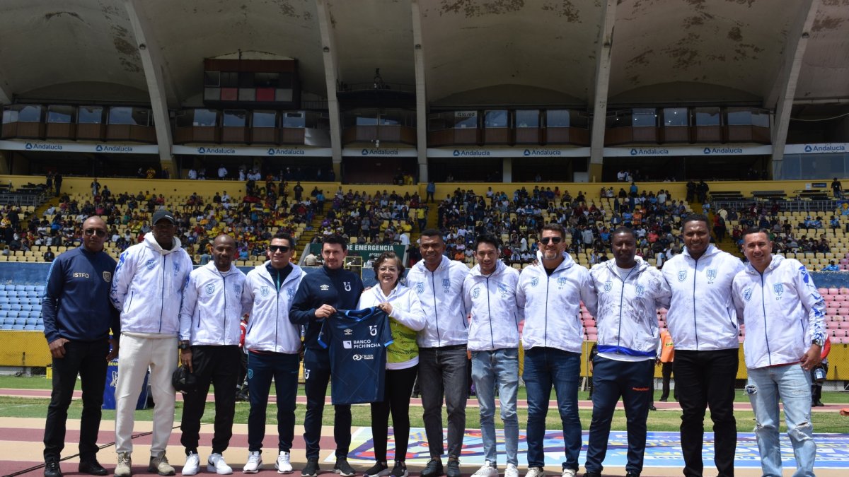 Algunos de los exfutbolistas y glorias de la selección durante una de sus últimas visitas al estadio Olímpico Atahualpa en calidad de estudiantes.