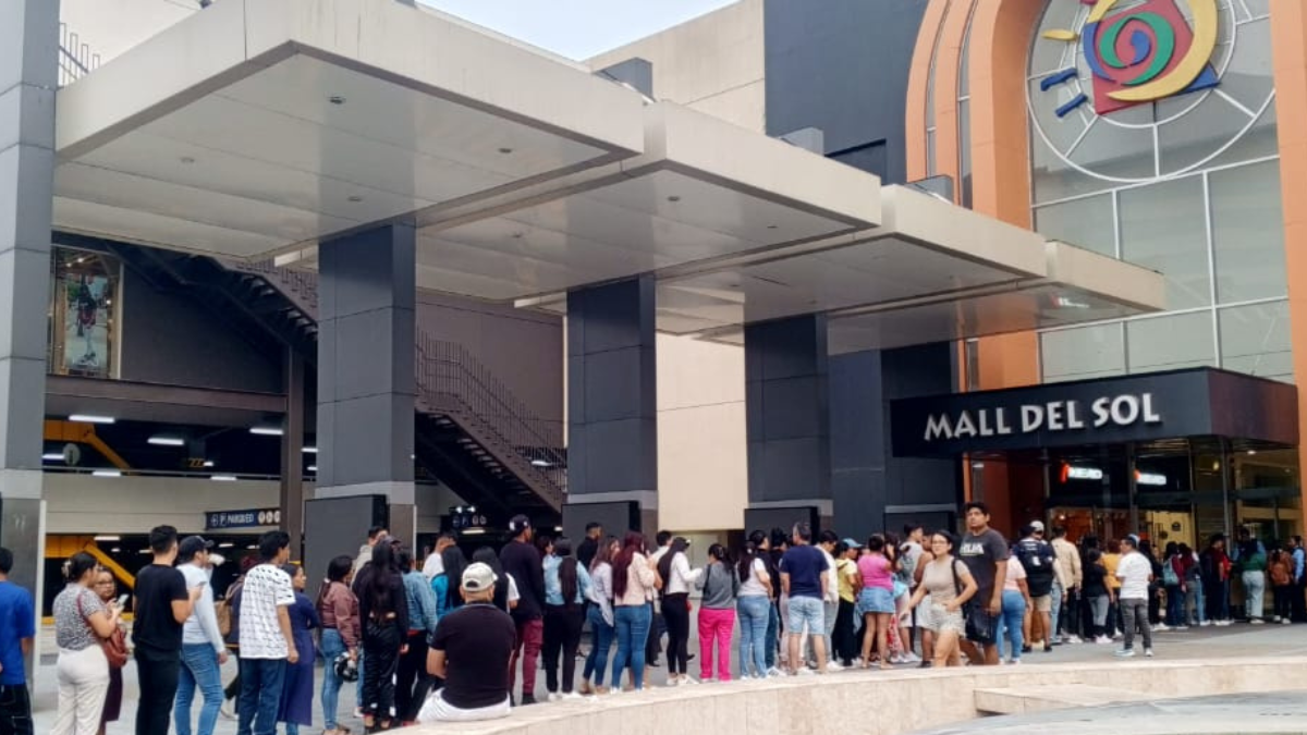 Compradores se levantaron temprano para aprovechar las ofertas en los centros comerciales de Guayaqui.