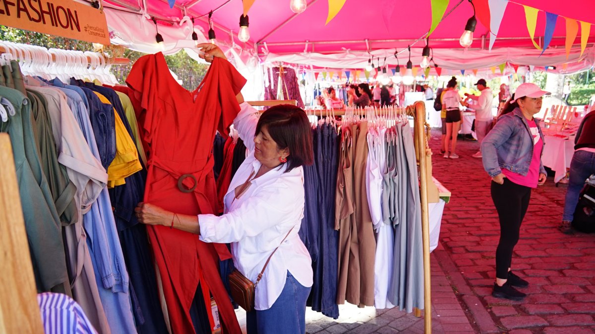 Ropa, bisutería, productos naturales son parte de la feria de emprendimientos que se desarrolla en el parque Central de Cumbayá