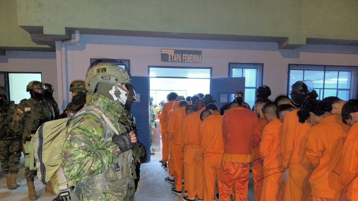 Traslado de internos que ejecutó el SNAI en conjunto con las Fuerzas Armadas y la Policía nacional.