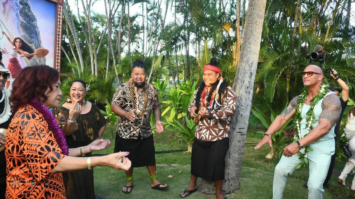 Ata Johnson y su hijo Dwayne Johnson bailando en la premier de Moana 2