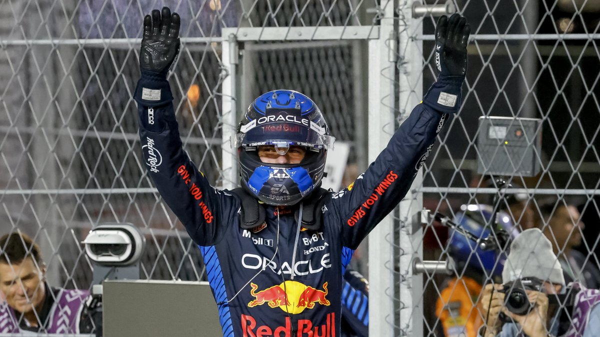 El piloto neerlandés celebra tras llegar a la meta quinto en el Gran Premio de Las Vegas, en Estados Unidos, resultado suficiente para llevarse el cuarto título mundial en la F1.