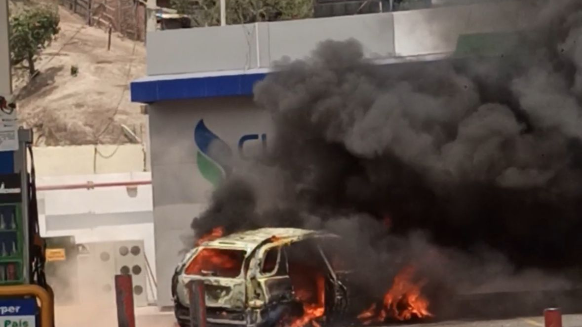 Los bomberos de Manta acudieron rápidamente al lugar para controlar la emergencia.