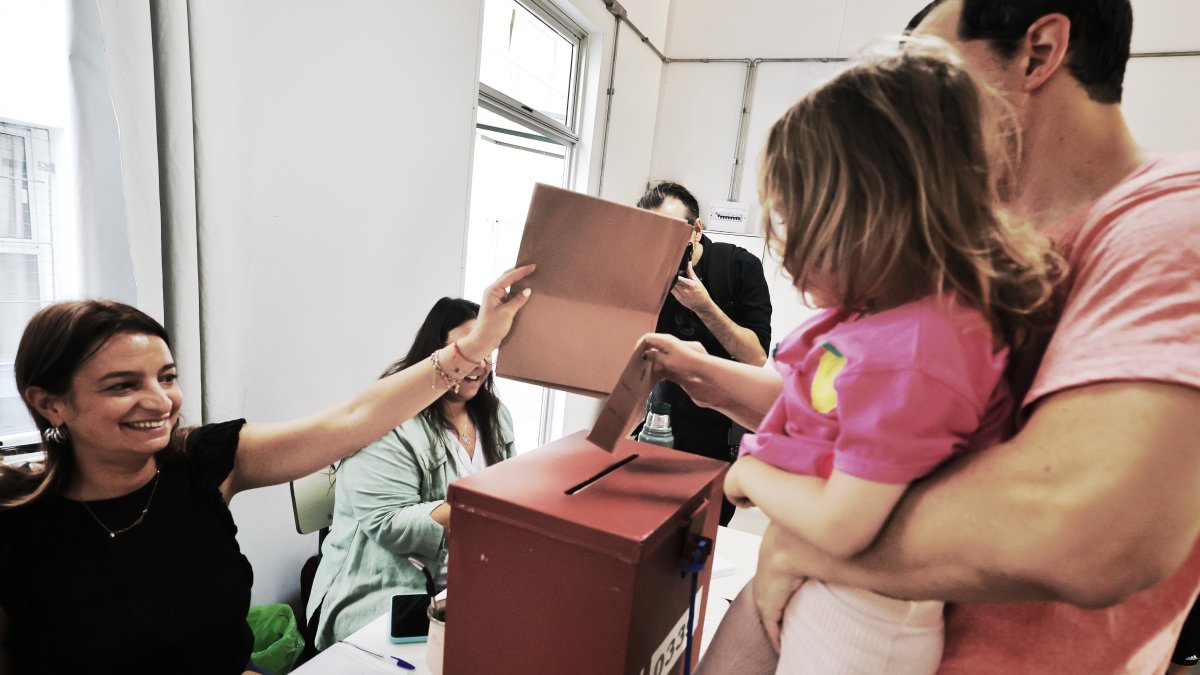 Un hombre con su hija votan en un colegio electoral, durante la segunda ronda de las elecciones presidenciales, este domingo, en Montevideo (Uruguay). 