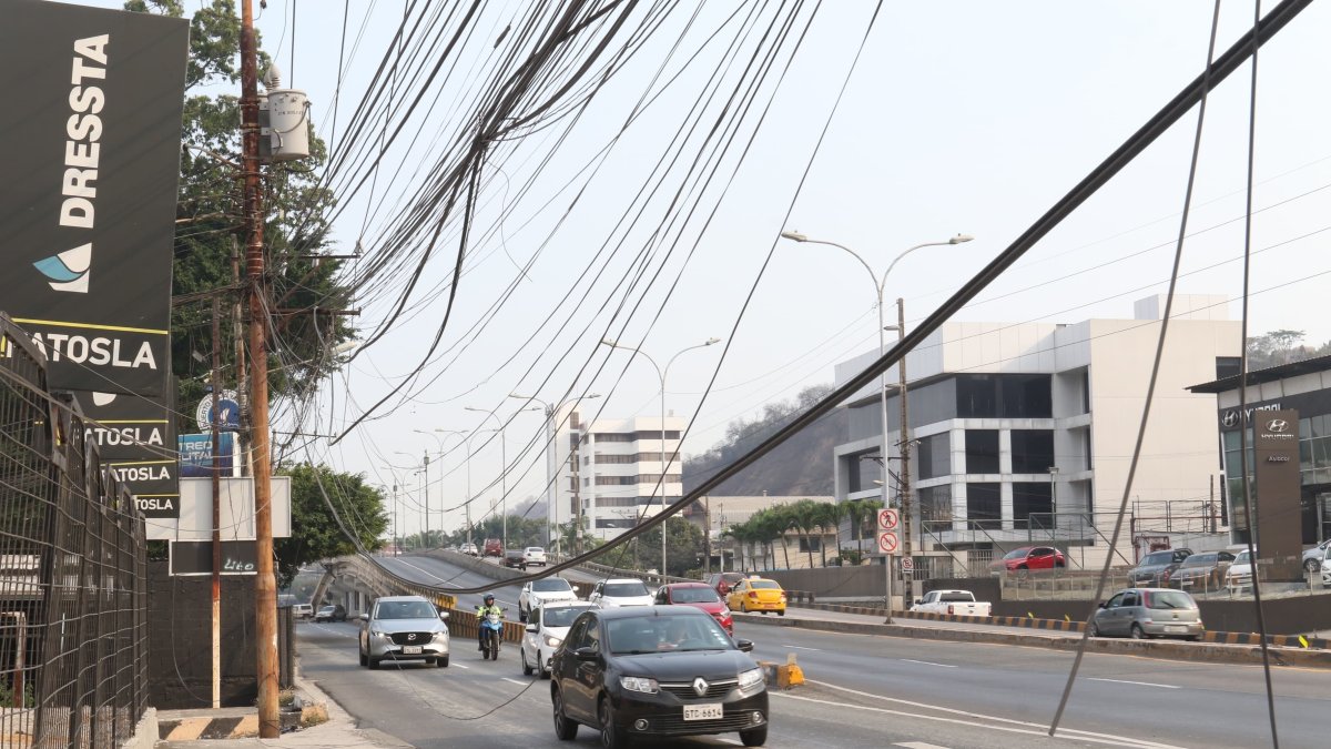 Los cables cuelgan en el kilómetro 2.5 de la avenida Carlos Julio Arosemena