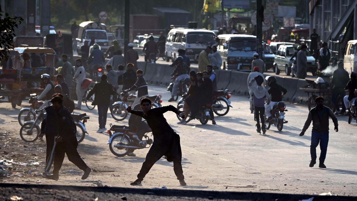 Personas protestan por la liberación de Imran Khan.