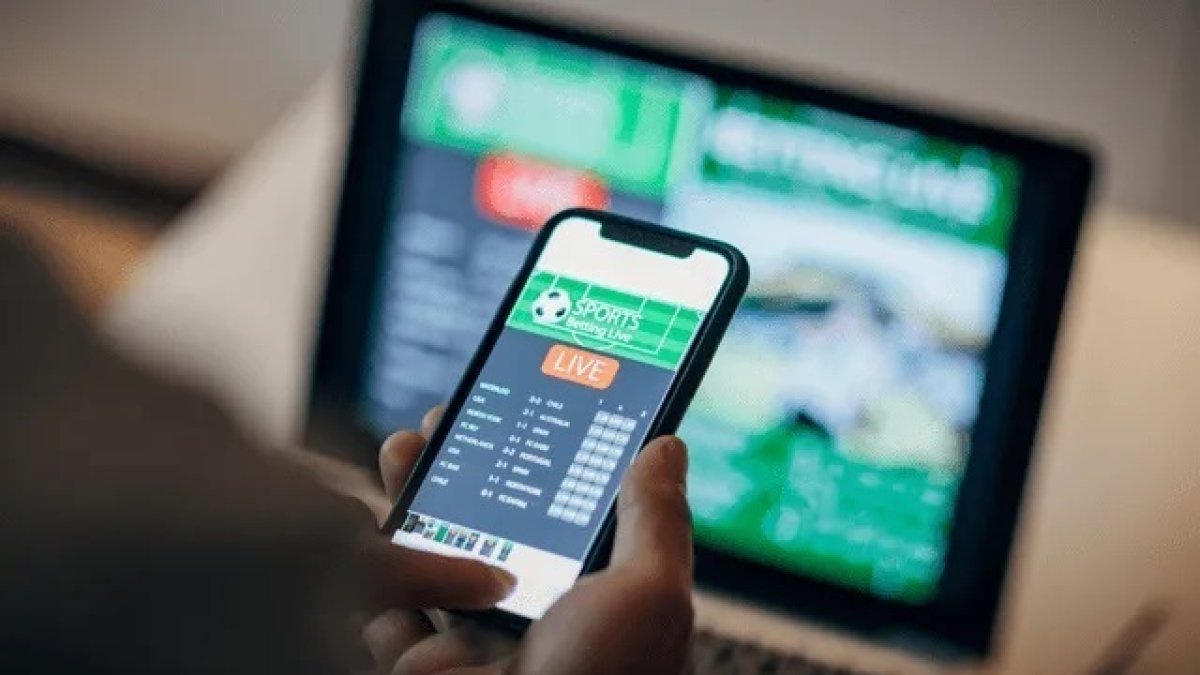 Tecnología. Una persona utiliza su celular para ver programas deportivos.