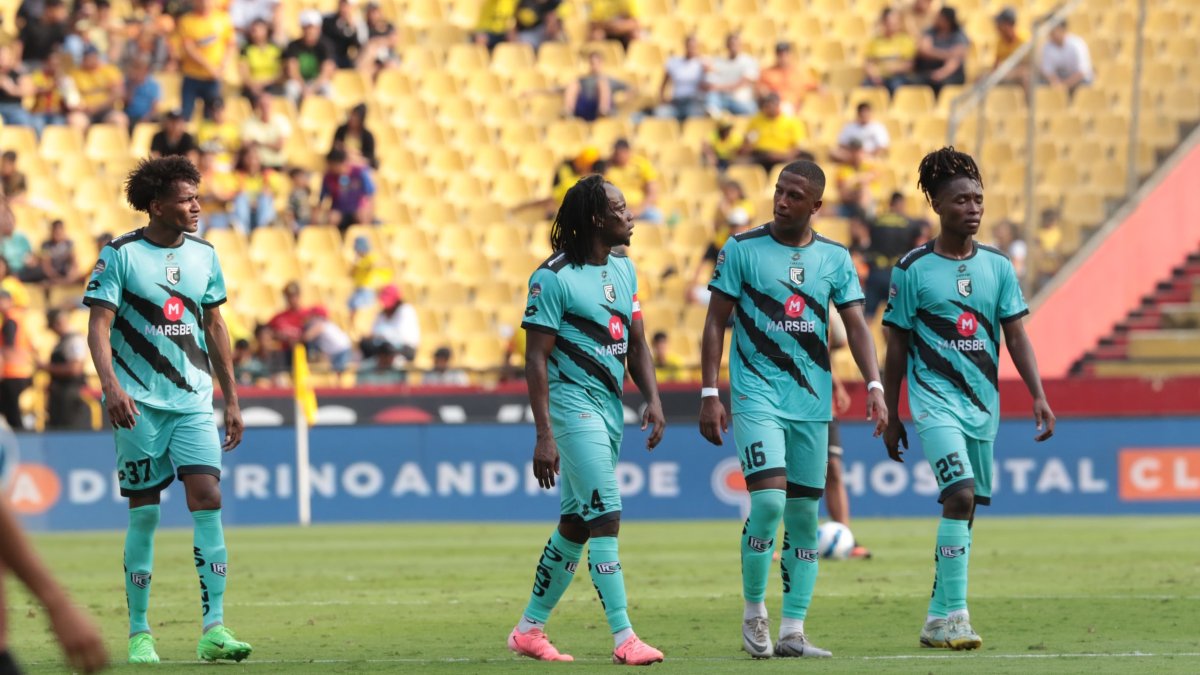 Jugadores de Cumbayá salieron con evidente tristeza tras la goleada por Barcelona en el Momumental