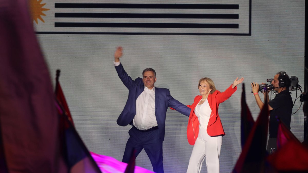 Yamandú Orsi (i) del Frente Amplio celebra la victoria en las elecciones de este 24 de noviembre de 2024, en Montevideo (Uruguay). EFE/Raul Martínez