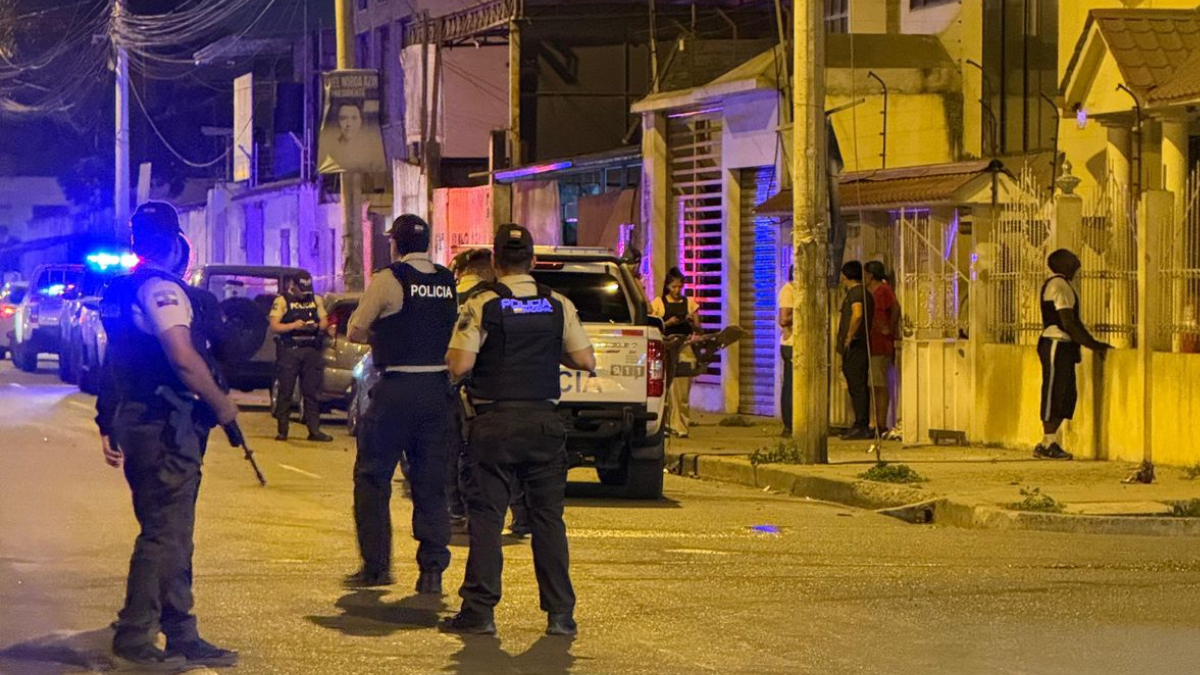 Lanzan artefacto explosivo en la Jefatura Antinarcóticos de El Oro.