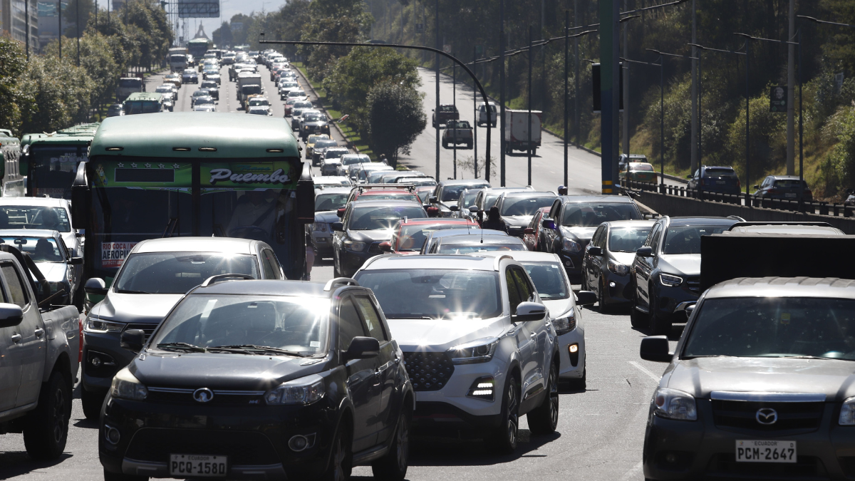 Los conductores quiteños deberán tomar vías alternas para llegar a sus destinos.