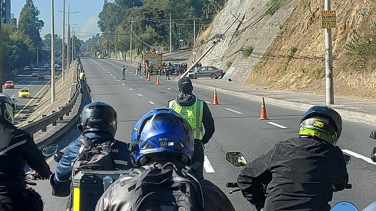 El auto chocó contra el poste, cuando circulaba por el sector El Bosque, en sentido norte - sur.