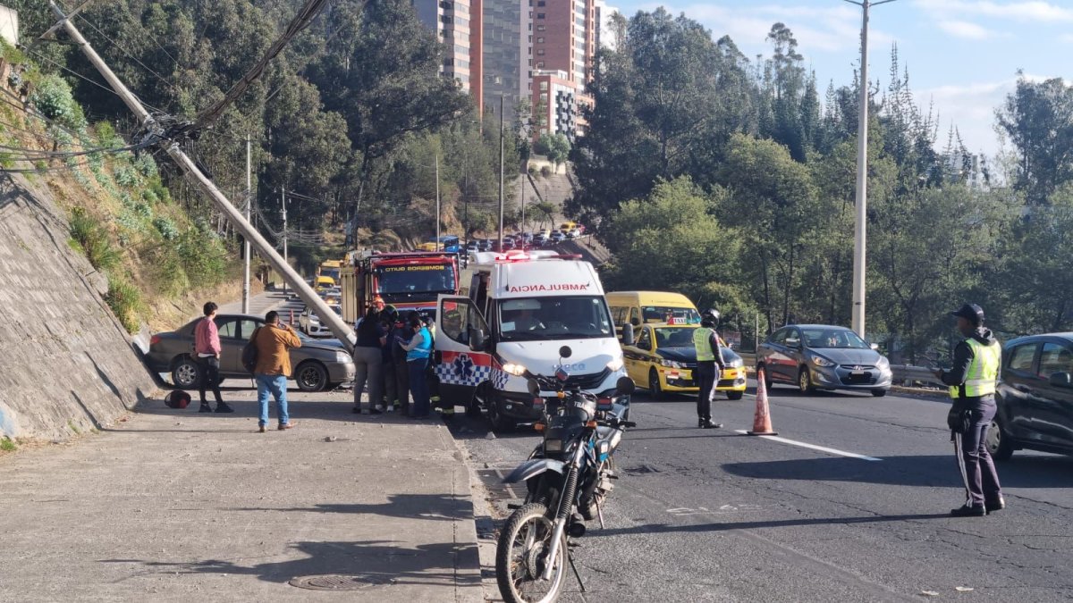 Una persona falleció por el choque de un auto y un poste en la av. Mariscal Sucre, en Quito.