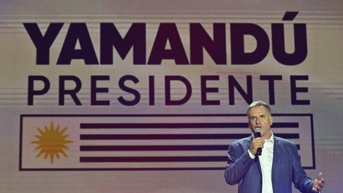 El presidente electo de Uruguay, Yamandu Orsi, de la coalición Frente Amplio, pronuncia su discurso de victoria después de la segunda vuelta presidencial en Montevideo el 24 de noviembre de 2024.