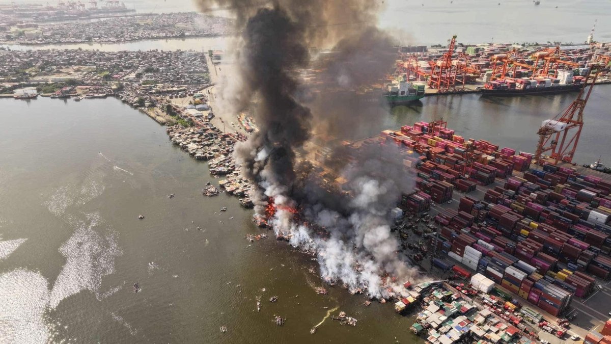 Niños caminan entre chabolas quemadas después de que se produjera un incendio en Manila, Filipinas, el 25 de noviembre de 2024.