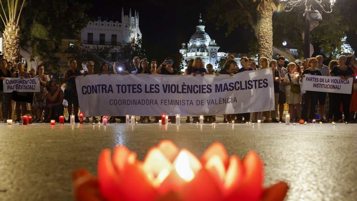 Archivo. Una vigilia como manifestación de repulsa a la violencia machista y para apoyar a las victimas de malos tratos.