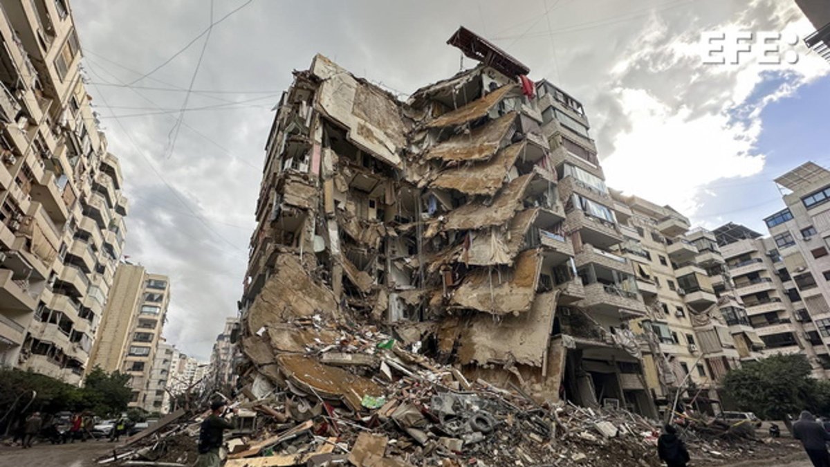 Los escombros de un edificio dañado tras un ataque aéreo israelí en el área de Tayouneh, al sur de Beirut, Líbano, 25 de noviembre de 2024.