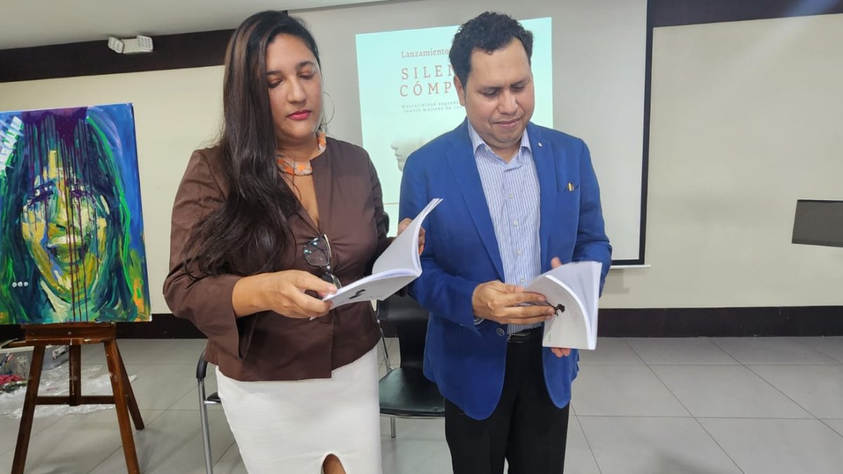 Acto. Ángel Manzo y Tatiana Mendoza denuncian los abusos sexuales.