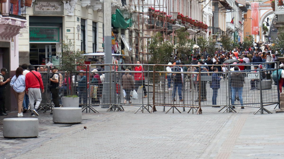 La Policía retiró a los ciudadanos de los alrededores de la Plaza Grande hasta cuatro horas antes de las manifestaciones.