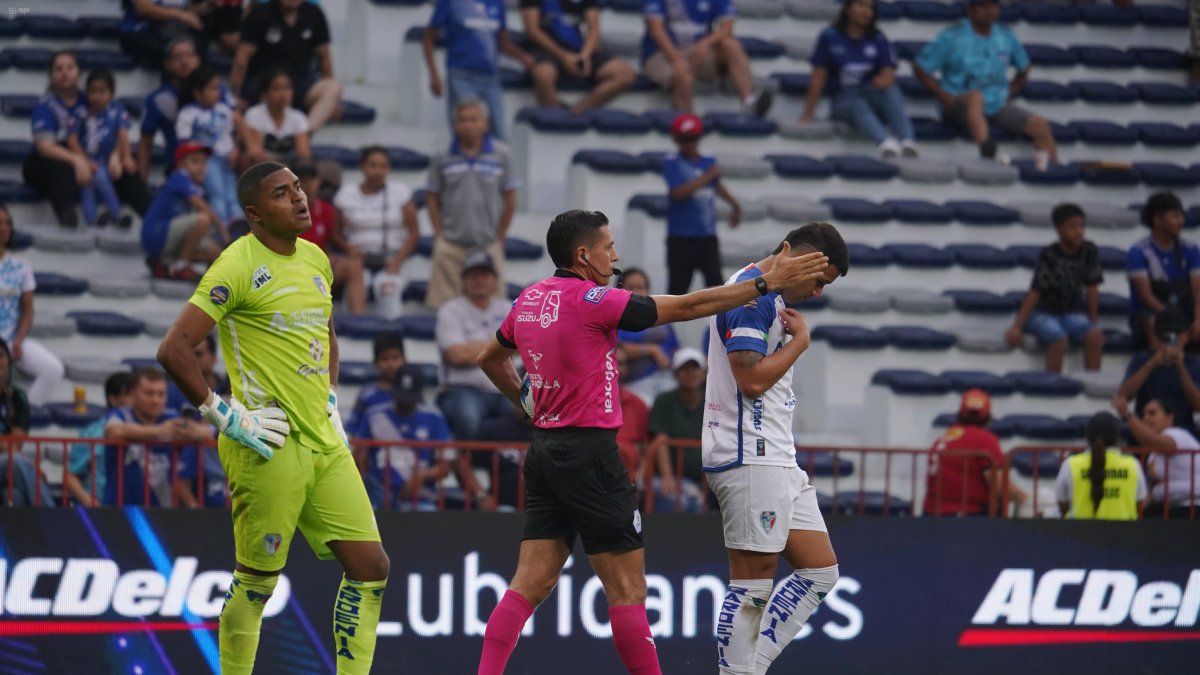 El juez Gabriel González (c) fue criticado por la plantilla del Imbabura y Emelec por sus polémicas decisiones.