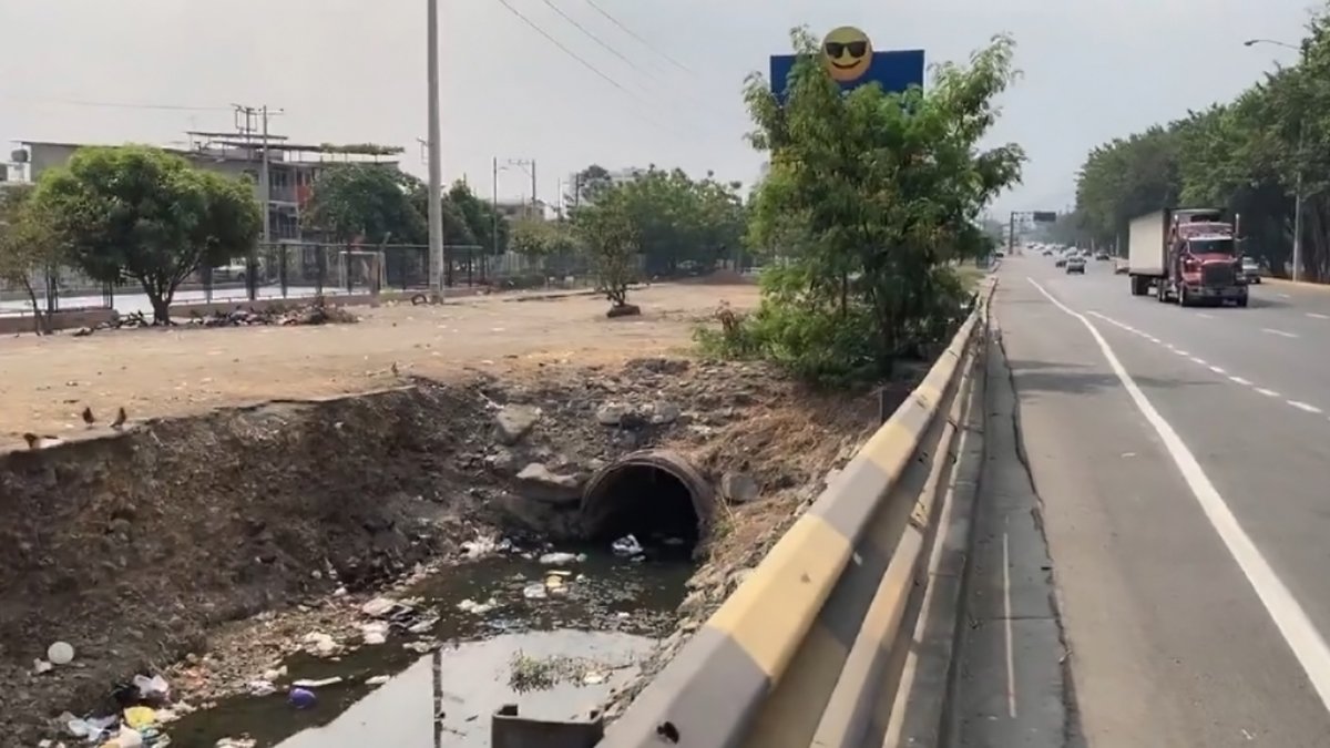 Así permanece el canal de aguas lluvias que colinda con la avenida, de un lado; y del otro con la ciudadela Puertas del Sol.