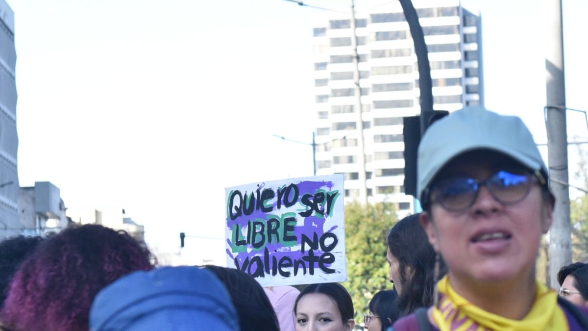 Decenas de mujeres marcharon en Quito, desde las 16:00, con el objetivo de visibilizar la violencia de género y exigir medidas más contundentes para su erradicación.