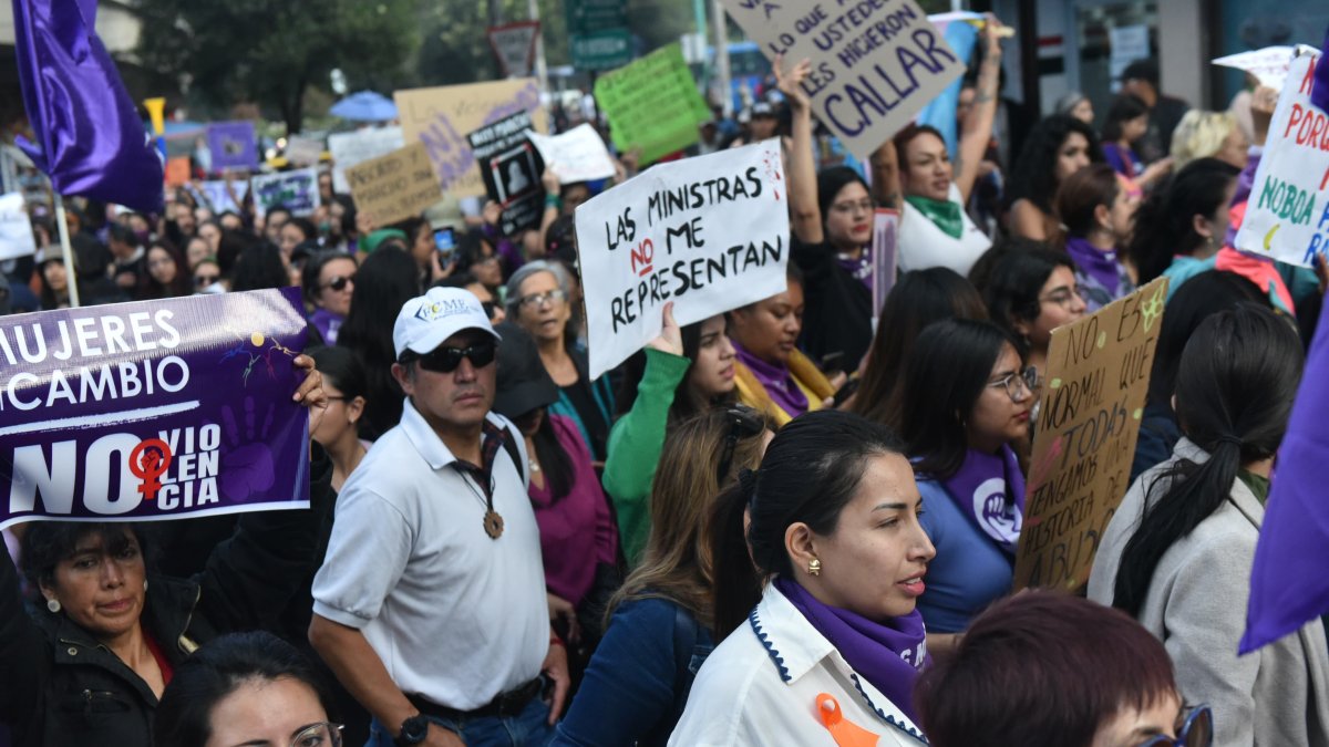La marcha del 25N en Quito avanza con normalidad.