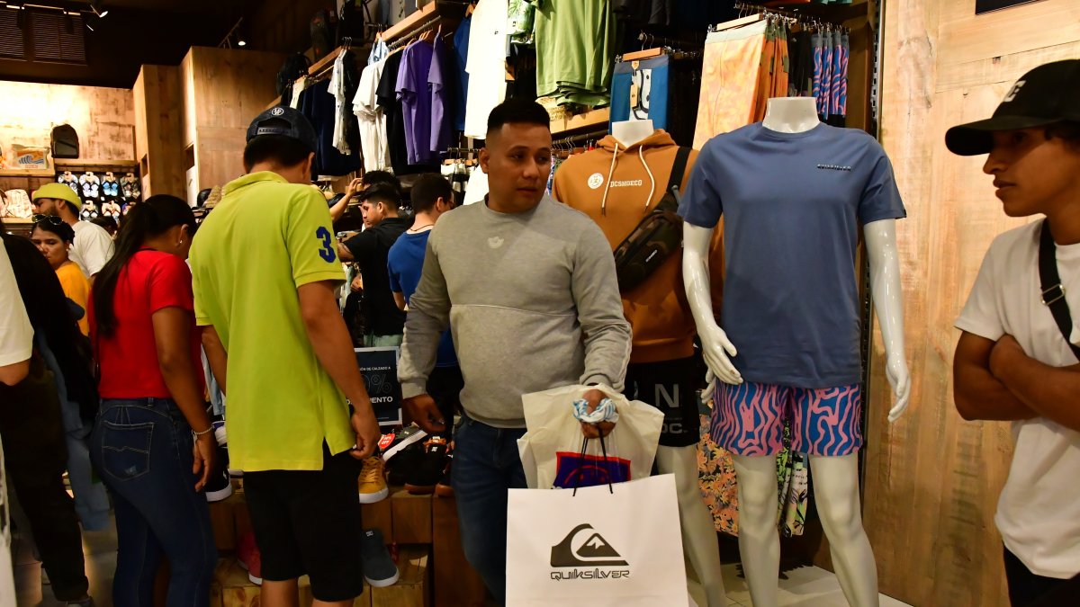 El pasado 24 de noviembre, decenas de compradores madrugaron para recorrer Mall del Sol y acceder a las ofertas.