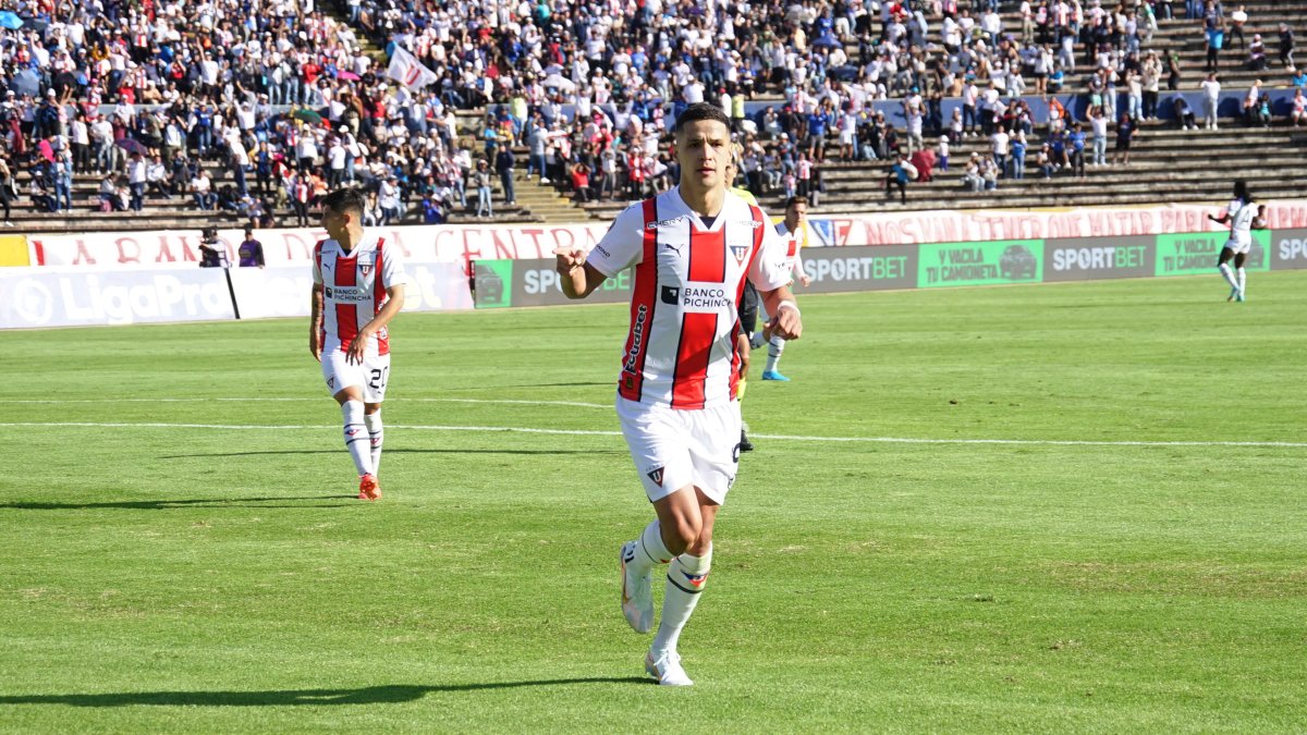 El letal paraguayo Álex Arce marcó su segundo ‘hat trick’.