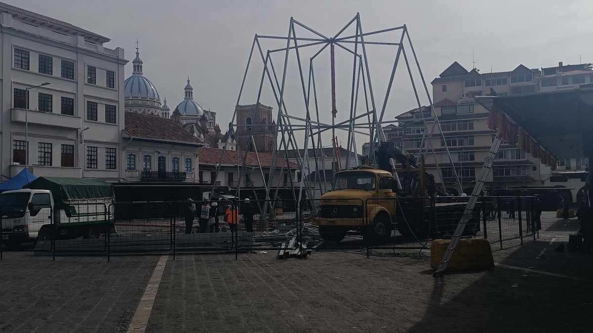 Proyecto. El árbol navideño ya se arma en la plaza de San Francisco.