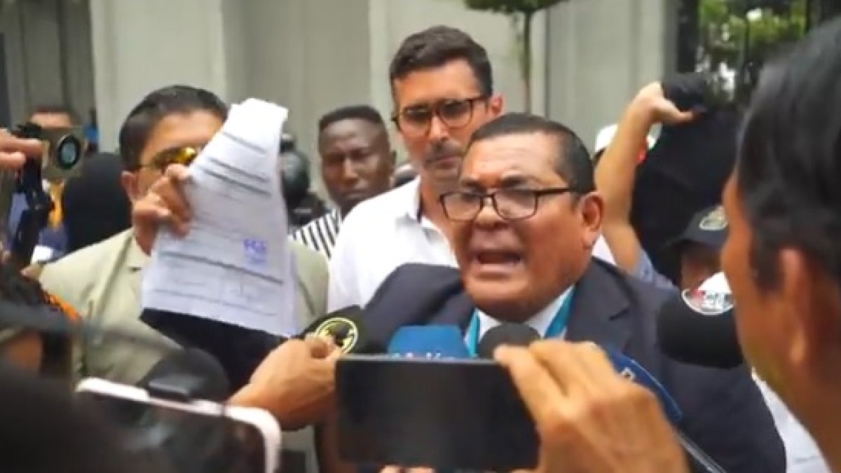 El asambleísta de ADN, Jorge Chamba, en compañía del candidato a legislador, Andrés Guschmer, en los exteriores del Palacio Municipal de Guayaquil, este lunes 22 de noviembre.