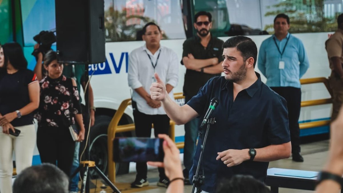 El alcalde de Guayaquil, Aquiles Álvarez, insultó al periodista Diego Arcos en redes sociales.