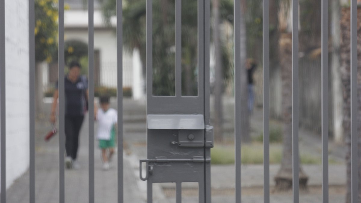 Temor. Los residentes solo salen con lo esencial y se mantienen alerta en caso de posibles ataques.