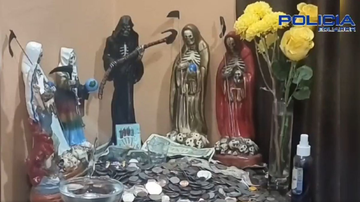 En los allanamientos se encontró un altar imágenes de calaberas alusivas al espíritu de la muerte.