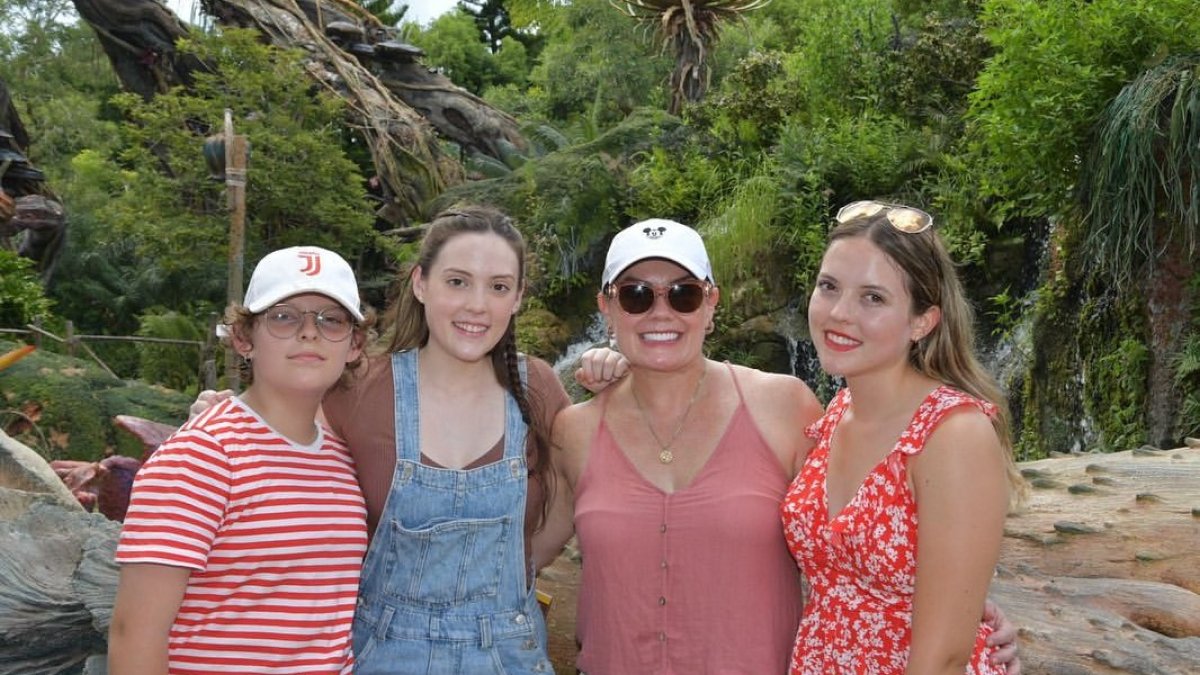 Úrsula con sus hijas, Cristina, Ivanna y Camila.