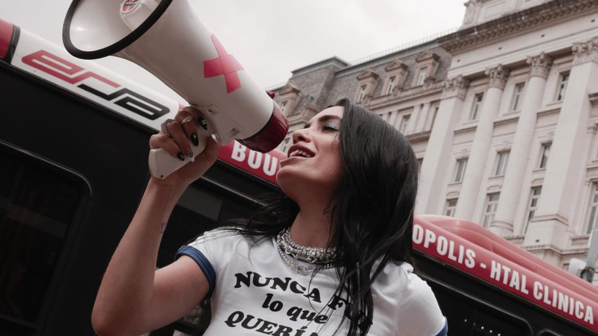 La artista argentina dio a conocer su nueva canción luego de cantarla en la calle