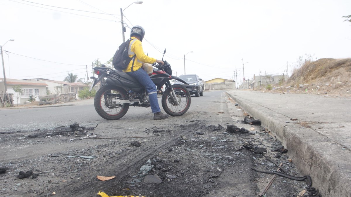En el interior del automóvil, los socorristas encontraron el cuerpo de un hombre descuartizado.